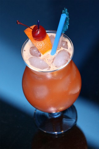The Monkey Passion Cocktail in huge hurricane glass (Тропический коктейль Страсть Обезьяны в огромном бокале)