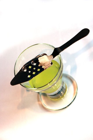 The Absinthe Drip (with absinthe spoon and sugar cube) (Бокал с абсентом)