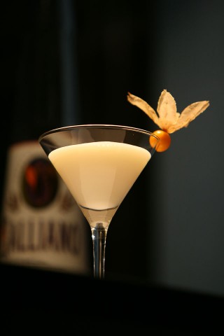 The pretty white cocktail garnished with cape gooseberry (Белый коктейль украшенный физалисом)