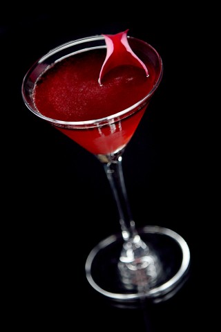 The American Beauty Cocktail garnished with rose petal (Коктейль Американская Красавица, украшенный лепестком розы)