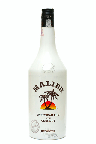 Бутылка ликера Малибу