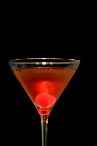 The Manhattan Cocktail garnished with a red maraschino cherry (Коктейль Манхэттен, укоашенный красной мараскиновой вишней)